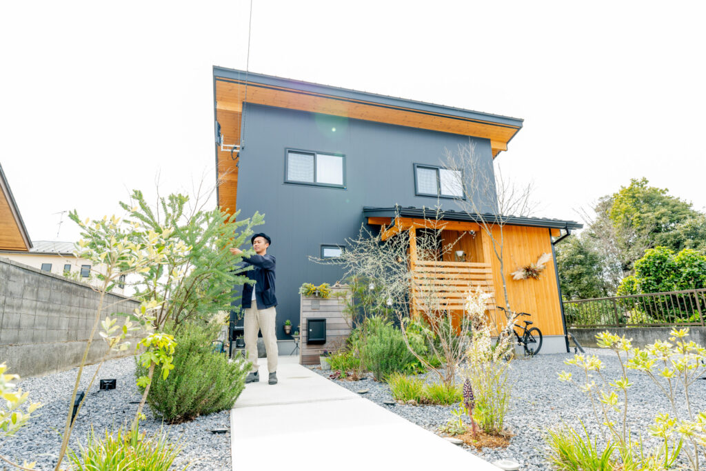 ロフトのある平屋で愉しむ、上質な素材と設計が調和する住まい