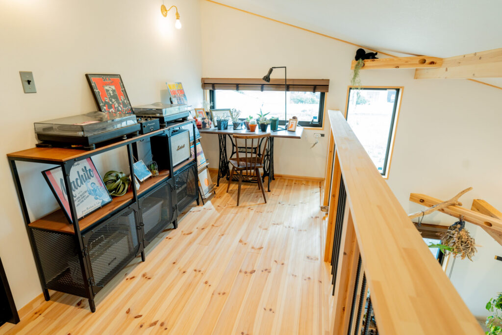 ロフトのある平屋で愉しむ、上質な素材と設計が調和する住まい