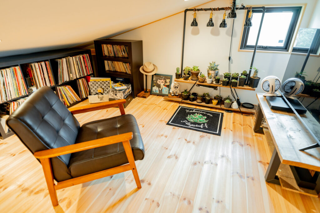 ロフトのある平屋で愉しむ、上質な素材と設計が調和する住まい