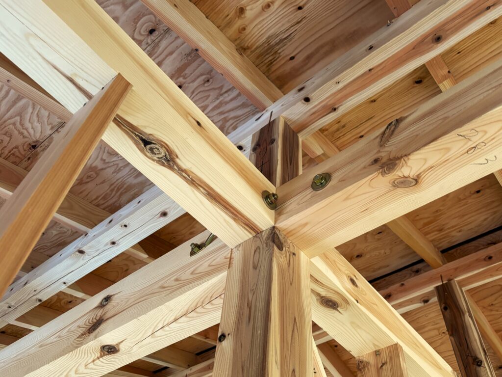 木造軸組み工法の梁と柱