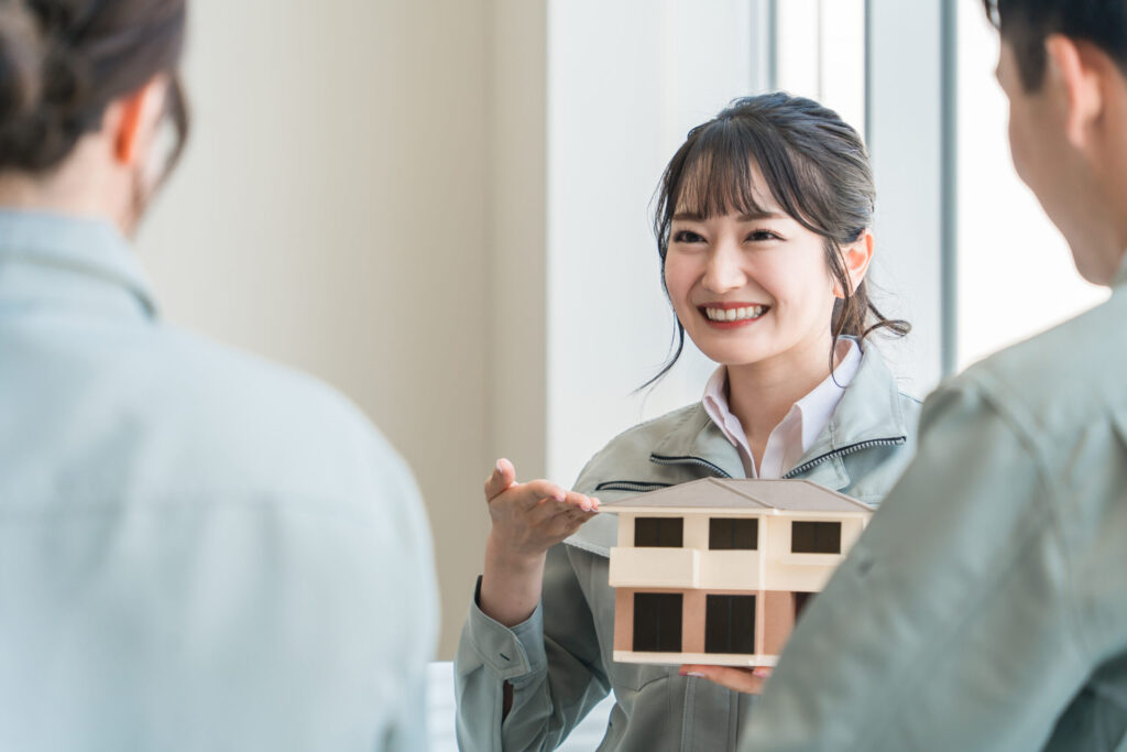 安心感のある家を提案する女性