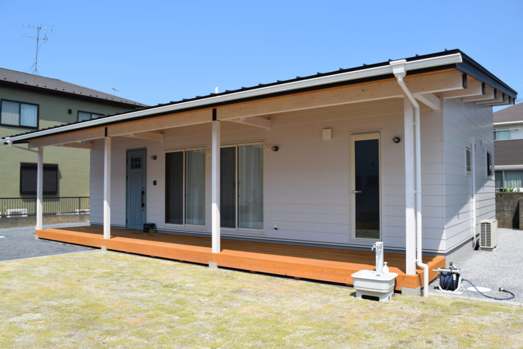 カリフォルニアスタイルで楽しむ、陽光に包まれた平屋の家