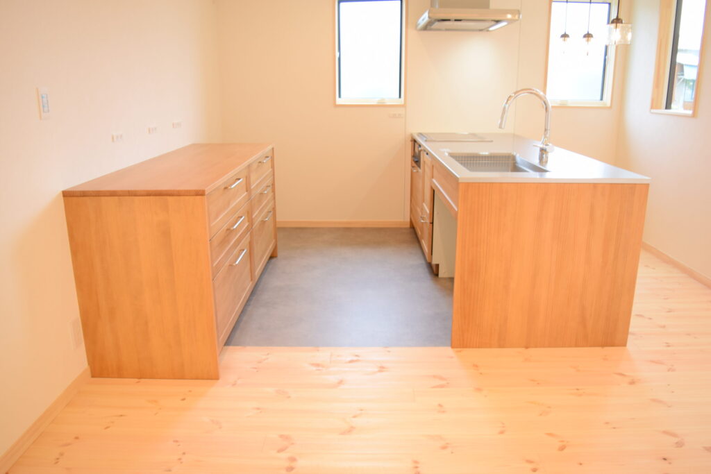 平屋建てならではの、木のぬくもりと上質に満ちた木の家