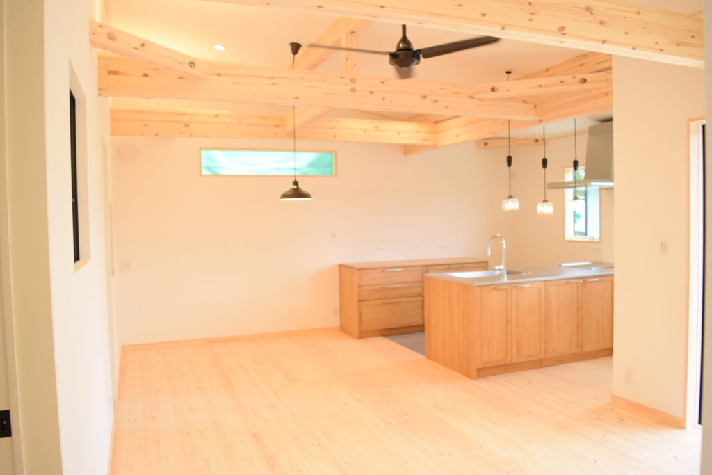 平屋建てならではの、木のぬくもりと上質に満ちた木の家