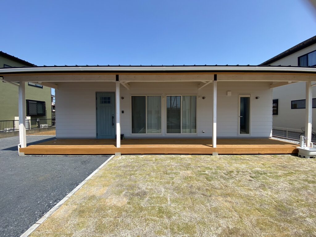カリフォルニアスタイルで楽しむ、陽光に包まれた平屋の家