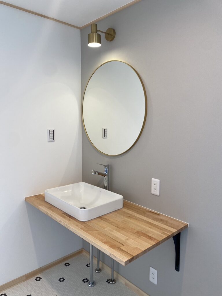 カリフォルニアスタイルで楽しむ、陽光に包まれた平屋の家