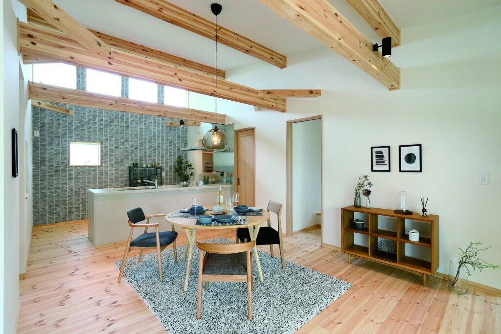 カリフォルニアスタイルで楽しむ、陽光に包まれた平屋の家