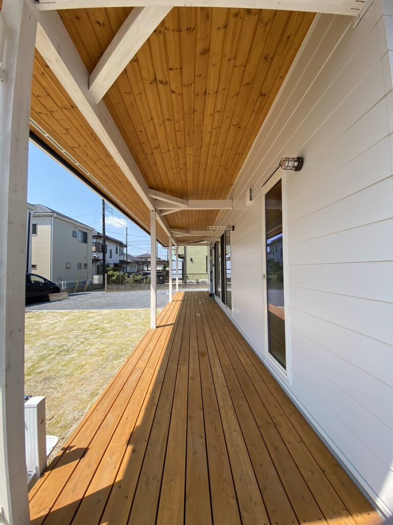 カリフォルニアスタイルで楽しむ、陽光に包まれた平屋の家